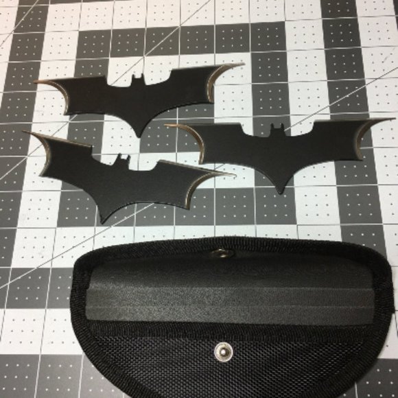 Batman Emergency Batarangs Wall Mount Display - Picture 5 of 5